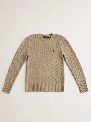 Beige kabelstickad tröja Polo Ralph Lauren - Kabelstickad beige tröja från Polo Ralph Lauren med rund halsringning och lång ärm. Tröjan har det klassiska broderade logotypen på bröstet och ribbade muddar vid ärmslut och nederkant. Perfekt för en stilren och avslappnad look.