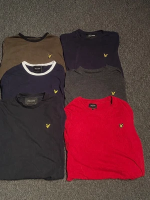 Mix av Lyle & Scott t-shirts st s,xs - Säljer ett gäng klassiska t-shirts från Lyle & Scott i olika färger: svart, marinblå, grå, röd och grön. De är storlek s och xs på dom. Pris kan diskuteras vid snabb affär.
