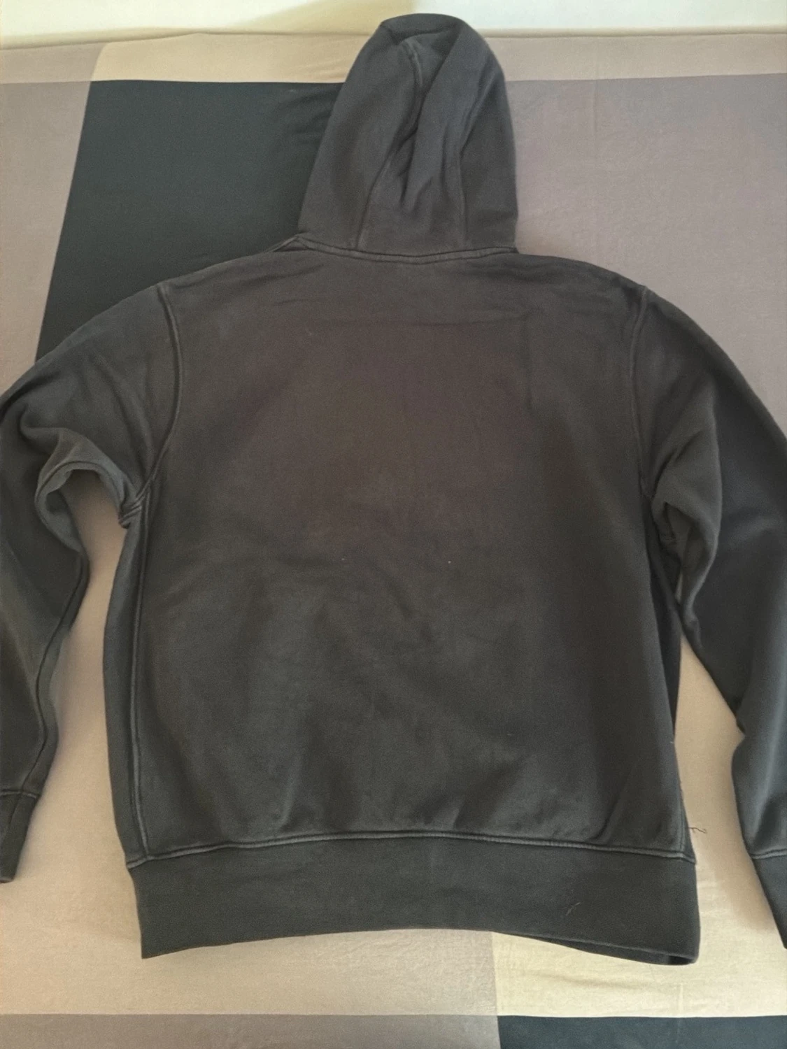 Svart Nike hoodie med färgglada swooshes - 1