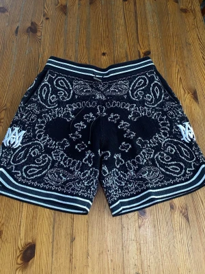 Amlri shorts - Riktigt feta Amlri shorts i färgen svart. Är helt nya. Säljer dem då den inte är min storlek och jag kan inte returnera den.