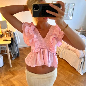  topp med volanger  - jättefin topp, oanvänd  🤗🤗