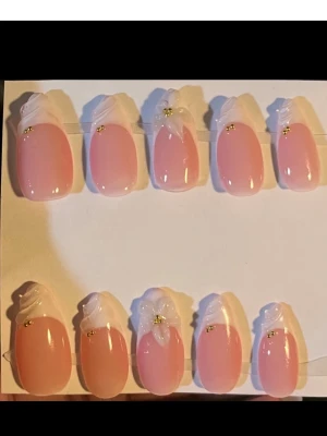Press-on naglar rosa med 3D-blommor - Skriv gärna vid frågor eller beställningar, finns i alla storlekar och i kort eller medium längd!!💗💕Lim ingår och de är återanvändbara💖