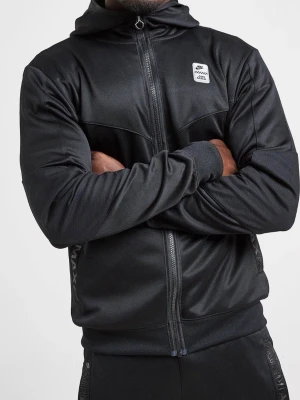 Svart Nike Air Max hoodie med dragkedja - Svart hoodie från Nike Air Max med hel dragkedja och huva. Tillverkad i ett glansigt, sportigt material med en liten Nike Air Max-logga på bröstet. Perfekt för träning eller chill, med bekväm passform och stilren look.