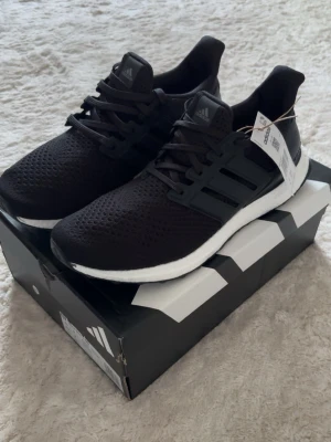 Svarta Adidas Ultraboost sneakers - Helt nya Adidas ultraboost 1.0 skor, säljer för att de inte passar mig. Storlek 43 1/3
