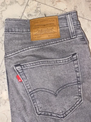 Levi's 511 Jeans Grå - Säljer ett par grå jeans från Levi's då de inte passar längre. De har några mindre skavanker till exempel längst ner (se bilden). Storlek: W31 L32. Pris: 249 kr 