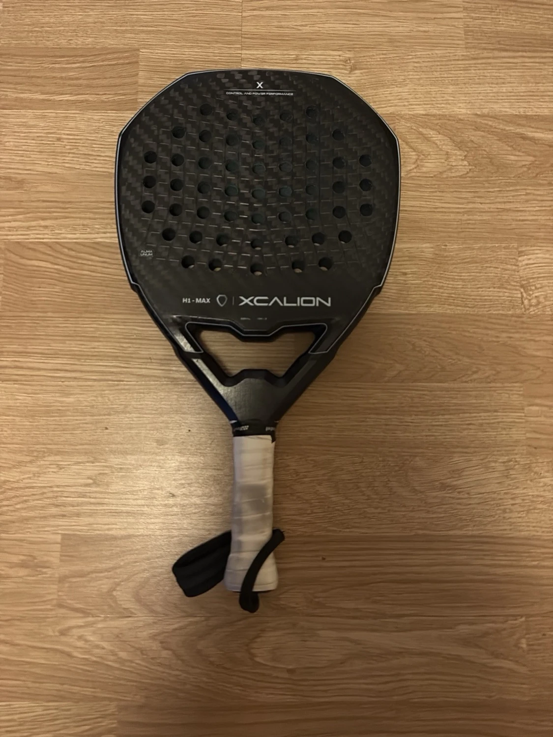 Svart padelracket från Xcalion