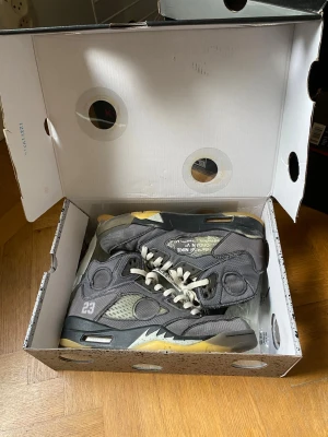Jordan 1 Travis Scott, Jordan 1 off white Chicago, Jordan 5 off white - Alla 3 skor är replicas men väldigt bra. Skorna är en del använda men har inga defekter eller skador. Jordan 1 offwhite chicago är storlek 43, Travis Scott: 43, Jordan 5 off white: 42,5. Jag flexibel med priset då jag vill snabbt bli av med dessa skor.