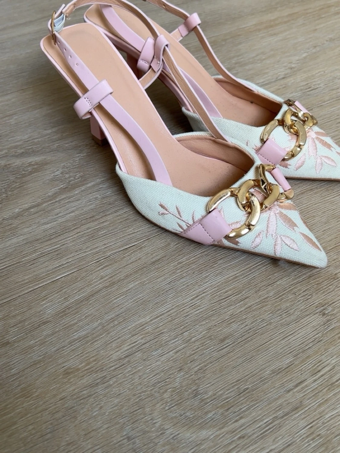 Beige pumps med rosa detaljer och kedja - 1