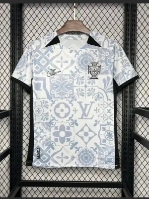 Vit och ljusgrå Portugal fotbollströja - Säljer en unik Portugal fotbollströja i samarbete med Louis Vuitton. Tröjan är vit med ljusgråa mönster och har svarta detaljer vid ärmar och axlar. Tryckta loggor på bröstet och ett stilrent LV-mönster över hela plagget. Perfekt för dig som vill sticka ut på planen. DE FINNS I ALLA STORLEKAR!!!