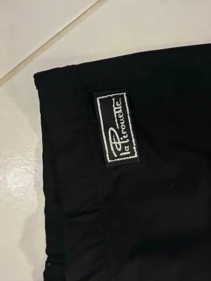 Svarta leggings från la Pirouette - Svarta leggings från la Pirouette med elastisk midja och smal passform. Tillverkade i ett stretchigt material som sitter skönt och följer kroppen. Perfekta att matcha med oversized tröjor eller hoodies. XS