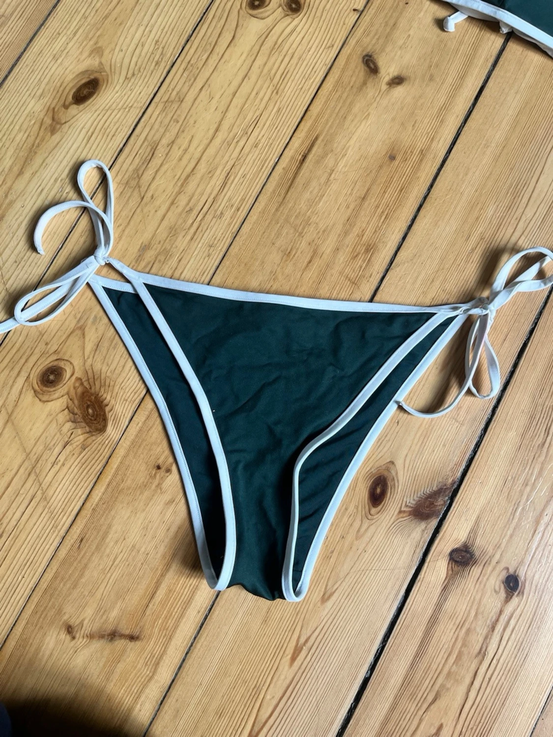 Mörkgrön bikini med vita kanter - 3