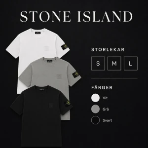 Stone Island t-shirt  - Snygg  t-shirt från Stone Island med klassisk logga på ärmen och diskret broderad patch på bröstet. Tillverkad i mjuk bomull och har en normal passform med korta ärmar. Perfekt till jeans eller shorts för en clean look. Finns i färgerna vit, grå och svart. 