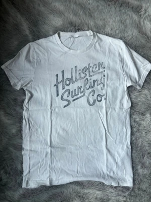 Hollister T-shirt - Säljer denna sällsynta och eftertraktade Hollister t-shirt | Storlek S | Mycket bra skick | Bara att höra av sig vid funderingar ✅🙌
