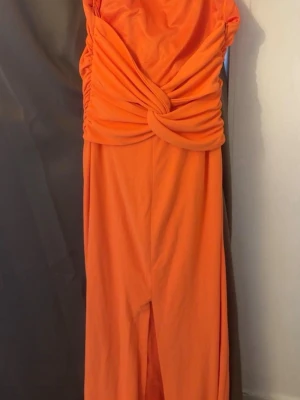 Orange Zara klänning - Har aldrig aldrig använt denna utan endast testad. Super fin detalj på ryggen och perfekt inför sommaren. 