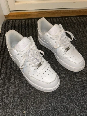 Air Force 1  - Storlek: 42 - Skick: Använda 3 gånger - Defekter: Inga - Passar när som på året - Stilrena