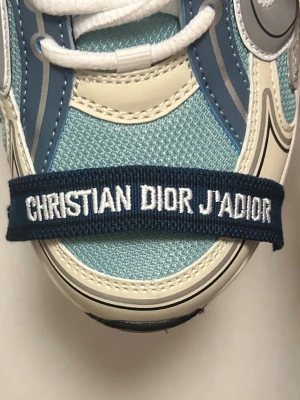DlOR armband - mörkblått/svart/vit - Riktigt snyggt och stilrent DlOR armband. Kan justeras och passar till allt. En riktigt viktig detalj som gör mycket för din outfit. Pris kan alltid diskuteras vid snabb affär!