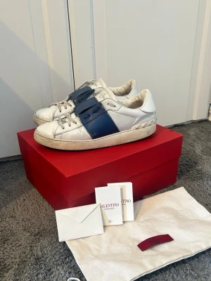 Valentino opens - Tja säljer nu dessa otroligt fräscha opens i strl 40-41. Allt og fås med. Sjävklart äkta