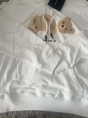 Vit hoodie från Palm Angels med björn - Den är helt ny det står storlek s men den kom jätte stor i storleken den är typ L