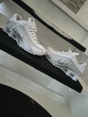 Nike Shox vita och silver sneakers - Helt nya Nike shox använt dom 1 gång och är som helt nya. Storlek 40