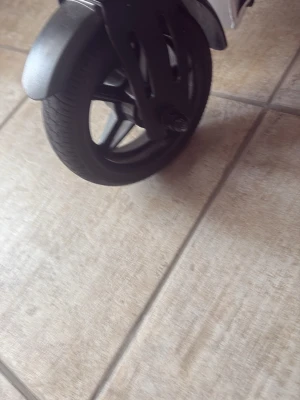 El-scooter Denver med laddare -  Elektrisk scooter från Denver i svart med robusta hjul och laddare. Scootern har en halkfri yta på ståbrädan och tydlig logga. Perfekt för smidig transport i stan eller till skolan. Kör 55kmh