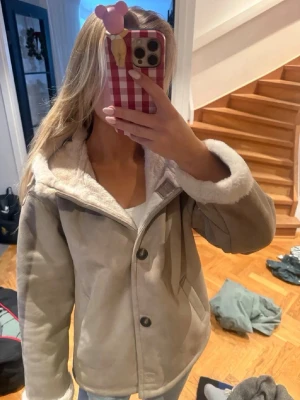 Beige fin kappa med fluff - Superfin kappa i beige fin färg med vitt mysigt fluff i! Så mjuk och skön🩷🩷🩷