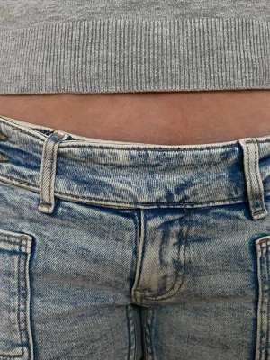 Ljusblå bootcut jeans - Säljer ett par ljusblå bootcut jeans med slitna detaljer och stora framfickor. Jeansen är från Gina 14+ och är i storlek M💕 priset kan diskuteras 