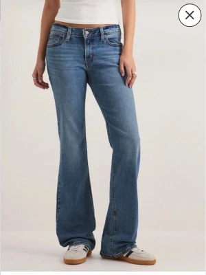 Superlow bootcut - Lågmidjade bootcut jeans från Levis i storlek 27/34