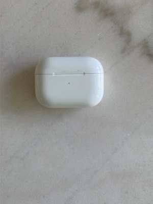 Apple AirPods Pro 3 - Säljer ett par vita Apple AirPods Pro 3. Inköpta för drygt ett år sedan och är fungerar utmärkt. Pris 599kr