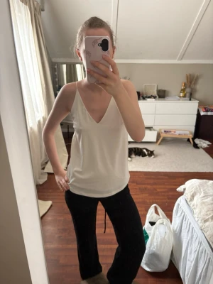 Vitt linne från Gina tricot - Säljer ett vitt linne från Gina, inte genomskinlig