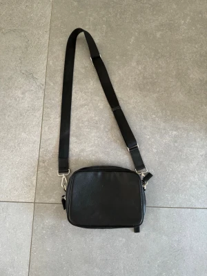 Zara axelväska  - Zara axelväska  2 större fack med fler innerfack  Perfekt skick, inga defekter