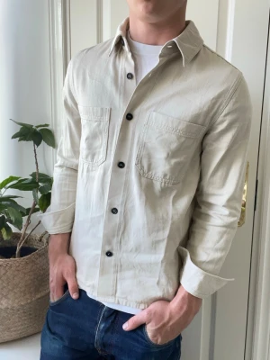 Arket overshirt  - Arket overshirt, Inga defekter! Modellen i bilderna är 180 cm 75 kg och bär Storlek 46 = S, lite tunnare i material.  , Kom med frågor! 🌟 (Kan gå ned i pris vid köp av paket 😉) 