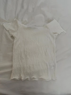 Vit ribbad topp från 157 - Säljer en enkel och stilren vit ribbad topp från 157 i storlek M. 🌸Toppen har korta ärmar och är tillverkad i ett mjukt, stretchigt material 🌸Har aldrig använts så är helt ny🌸