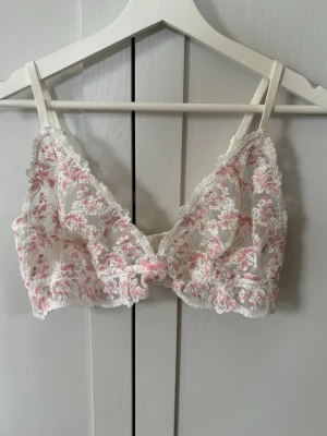 Blommig spets-bh M - Supersöt blommig spets-bh som är använd en gång storlek M. 