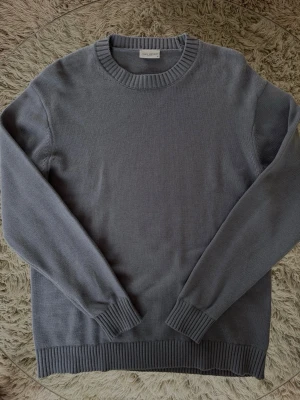 John Henric Tröja - Trendig tröja från John Henric. Nyskick Ljusblå, ser grå ut på bild Skick: 9/10, som ny.  Storlek: S, kan upplevas som stor Mått:  •Axel-Axel: 46cm •Längd mätt från axeln: 61cm  Pris: 499kr  Hör av dig vid funderingar, skambud undanbedes.