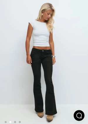 Svarta bootcut jeans Gina 14+ - Säljer dessa supersnygga svarta jeans ifrån Gina 14+ då de tyvärr var lite stora för mig. I fint skick men priset kan absolut diskuteras 💝💝 
