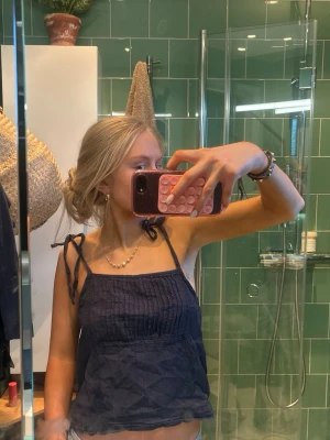 Mörkblp topp   - Såå söt topp!! Perfekt inför sommaren 😍😍