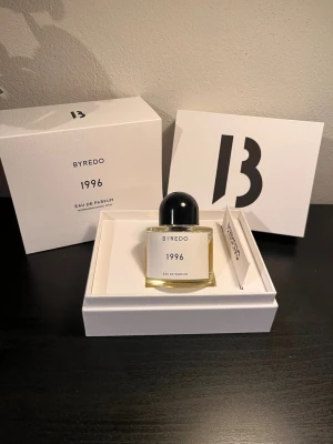 Byredo 1996 Eau de Parfum - Denna doft är oerhört stilig och elegant och passar perfekt till dig som är ute efter en ny signatur doft eller ett nytt tillskott till samlingen. Parfymen är så gott som oanvänd och från de ursprungliga 50ml återstår ca 48ml. Nypris ligger runt 1700kr. För yttligare information om doftnoter o.s.v hänvisar jag er till fragnetica.                                              ETT SUPERKAP!!!!                                      (Pris kan diskuteras vid snabb affär!)