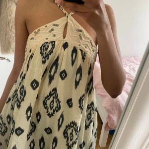 Slutsåld Klänning från Zara  - jättesnygg och populär klänning från zara💕💕 säljer då den e lite för stor på mig då jag brukar ha XXS/XS beroende på.