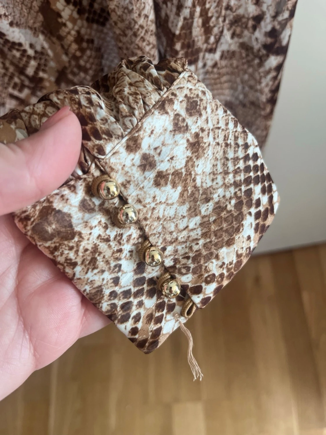 Brun ormönstrad blus  - 2