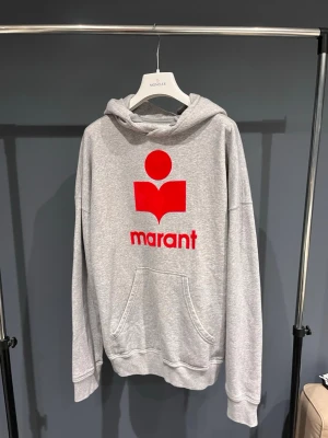 Isabel Marant Dam Storlek 34/XS  - Säljer en Isabel Marant Hoddie dam| Storlek:34/Xs| Skick:8/10| Pris:1999| Frakt:24h efter köp| vid frågor och funderingar är det bara att höra av sig ‼️