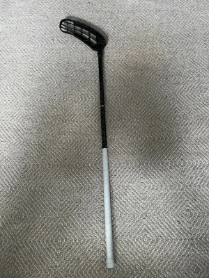 Salming Xtremelite 29 flex och 92 cm skaft - En nästan helt ny klubba från Salming den är lätt och passar alla speltyper perfekt för tonåringar som vill ha en bra klubba