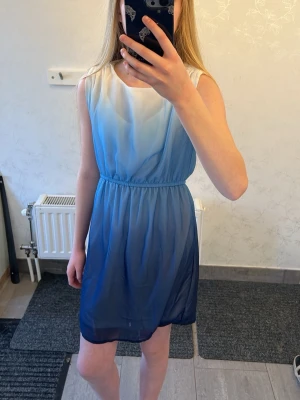 Blåvit ärmlös kortklänning - Säljer en jättefin blå klänning. Då den inte kommit till användning hos mig. Passar perfekt till sommaren.☀️