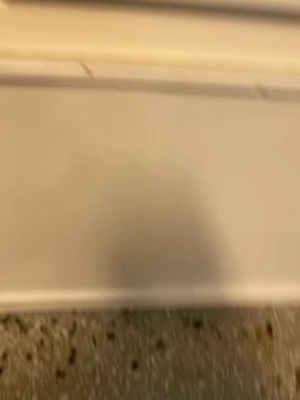 Vit fönsterbräda i trä bild - En enkel vit fönsterbräda i trä med slät yta och klassisk form. Passar bra till de flesta fönster och ger ett stilrent intryck i rummet. Bild