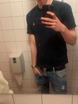  Polo Ralph Lauren tröja  - Säljer en mörkblå t-shirt från Polo Ralph Lauren i modellen Custom Slim Fit. T-shirten har klassisk rund hals och korta ärmar. Tillverkad i mjuk bomull som känns skön mot huden. Enkel och stilren design som passar till allt.