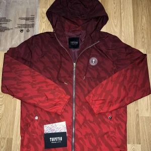 Trapstar Jacquard irongate windbreaker - Använd ca 3 gånger, skick 10/10, kommer utan tags och dustbag/påse. Storlek M. pris ej hugget i sten men skambud iggas. OBS snöret till luvan följs ej med