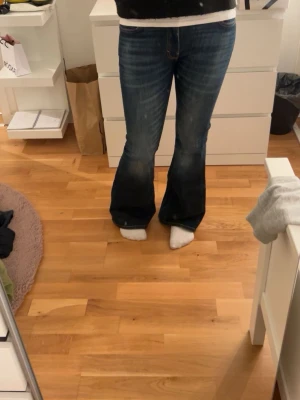 Mörkblå bootcut jeans weekday - Säljer ett par mörkblå bootcut jeans från weekday. Jeansen har medel midja och utsvängda ben.Säger pga att dem inte kommer till användning. Använda 1 gång. Köpta för 600.