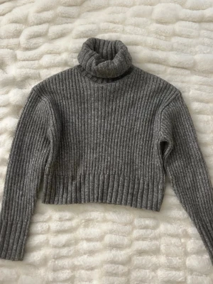 Polotröja - Säljer denna stickade tröja med hög krage. Storlek XXS. Aldrig använd, nyskick. Vid intresse är det bara att höra av sig💕