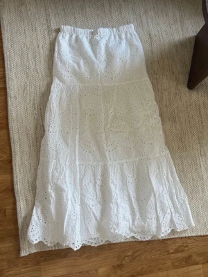 Vit maxikjol - Vit maxikjol i en ”mermaid formad” modell, från NA-KD🤍 Endast använd vid ett tillfälle därmed superfint skick!! (Har en minifläck som knappt syns, se sista bild) Jag är 178 för referens.