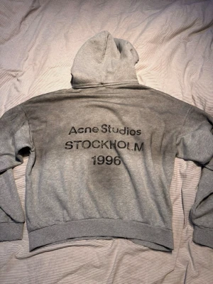 Grå hoodie från Acne Studios - Storlek S | Helt ny och oanvänd | Pris 1435 | Rökfritt hem | 