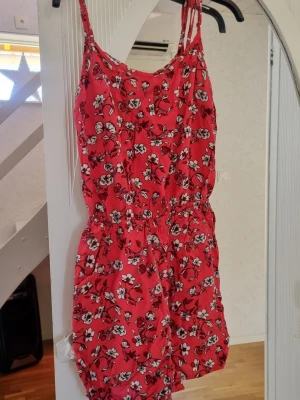 Fin "shortsklänning" jumpsuit..  - Fin somrig "shortsklänning"  i strl 32